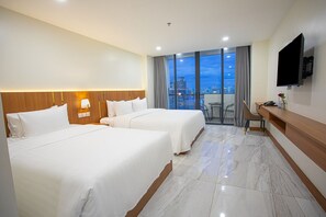 Deluxe-Doppel- oder -Zweibettzimmer, Balkon, Stadtblick | Zimmersafe, laptopgeeigneter Arbeitsplatz, kostenloses WLAN