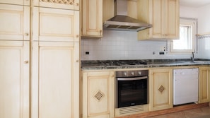 Réfrigérateur, four, plaque de cuisson, lave-vaisselle