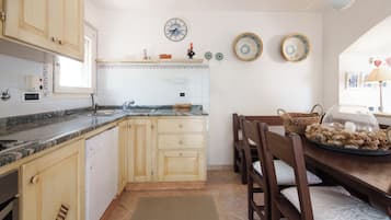 Frigorifero, forno, piano cottura, lavastoviglie