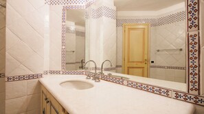 Shower, hair dryer, bidet, towels