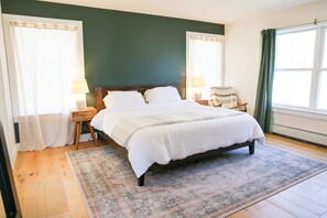 3 chambres, bureau, fer et planche à repasser, lit parapluie