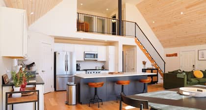 Modern 5BR Chalet in Tannersville w/ Huge Deck & Epic Views on 5 Private Acres