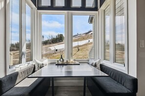 Dining - Modern Mountain Home for 6 in Chateau Ridge (The Blue Mountains)