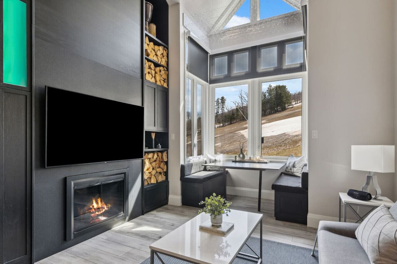Smart TV, fireplace