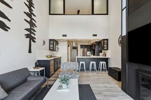 Smart TV, fireplace - Modern Mountain Home for 6 in Chateau Ridge (The Blue Mountains)