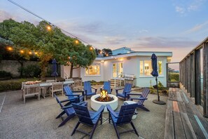 Outdoor dining - Entire Oceanfront Home – Breathtaking 180° Views Near San Francisco (Montara)