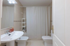 淋浴设施、吹风机、坐浴桶、肥皂