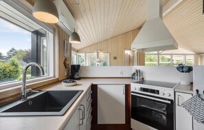 ثلاجة، فرن، موقد طهي مسطح، غسالة أطباق