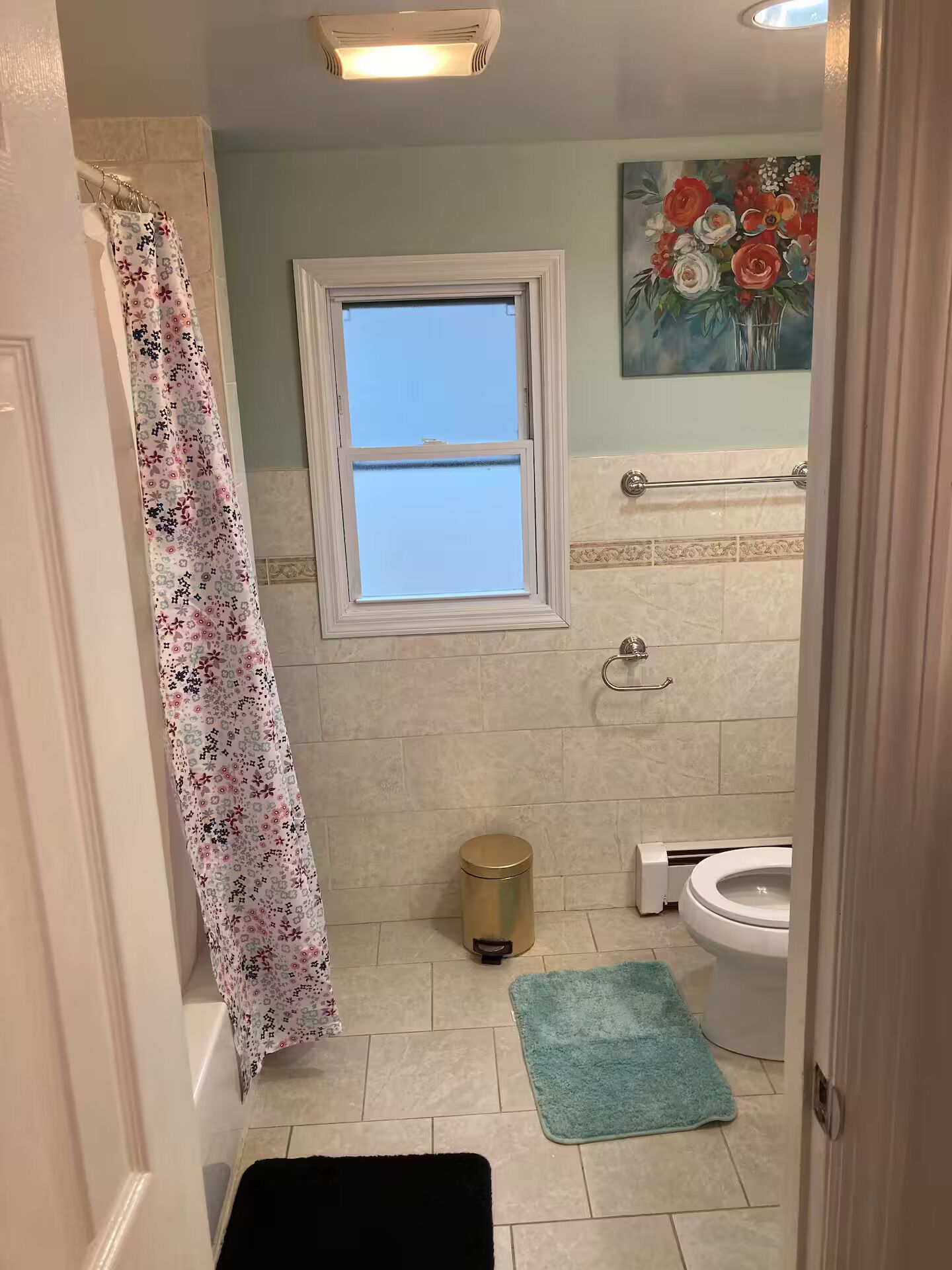 Douche, sèche-cheveux, serviettes fournies, savon