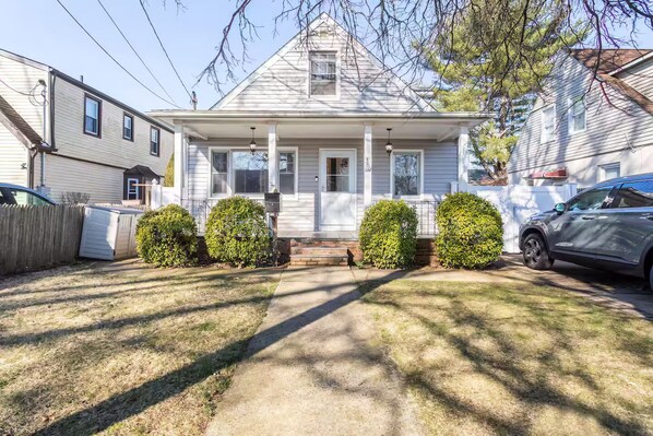 Exterior - 2 Pvt bed Rms/1bathroom no kitchen attic (Uniondale)