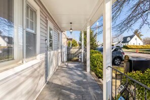 Property grounds - 2 Pvt bed Rms/1bathroom no kitchen attic (Uniondale)