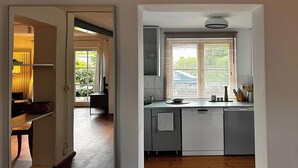 Una cocina moderna con ventana, un lavamanos y lavavajillas.