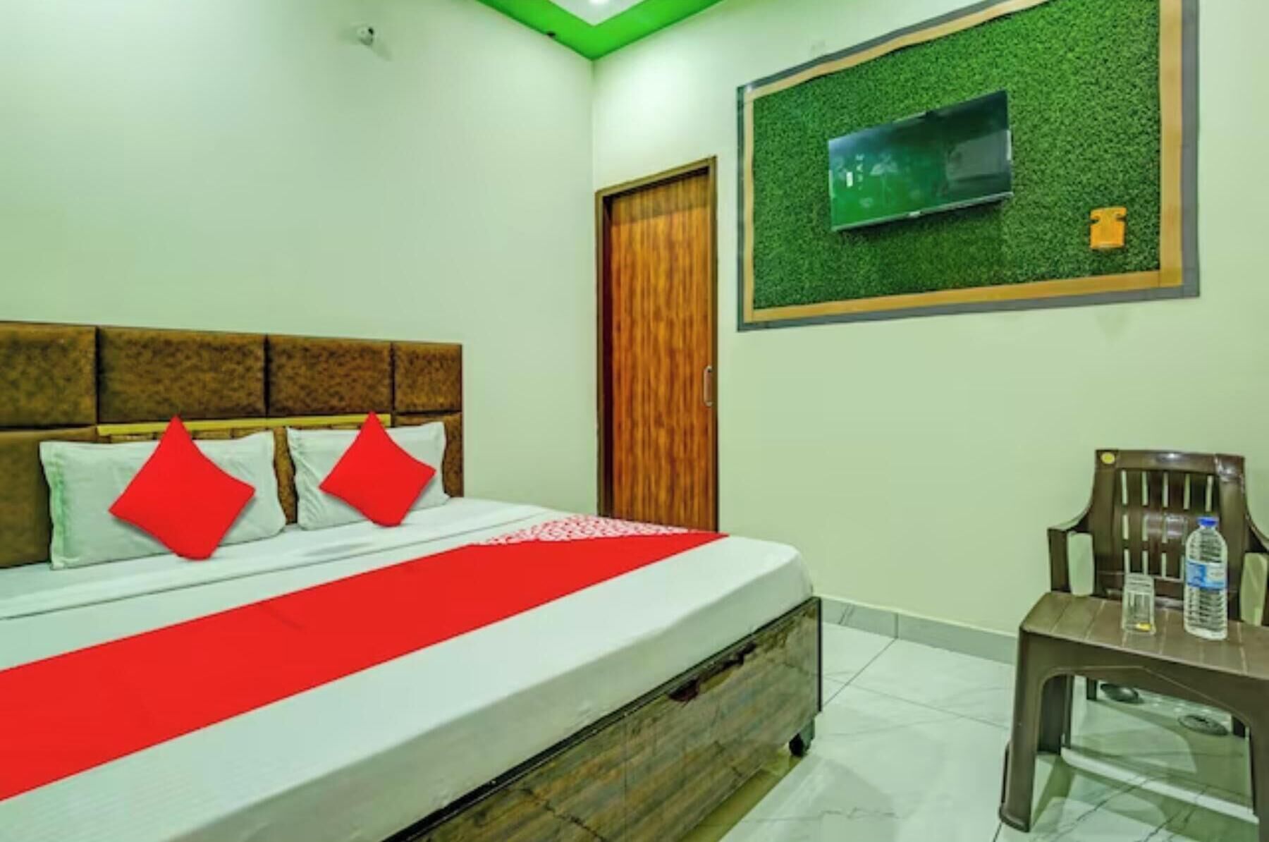 Desk, laptop workspace, soundproofing, free WiFi