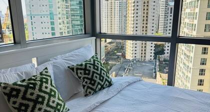 Rare King Bed corner unit with City View