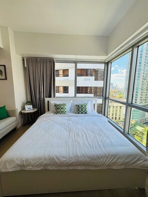 2 bedrooms, iron/ironing board, WiFi, bed sheets - Rare King Bed corner unit with City View (Taguig)