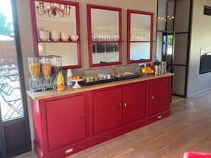 Breakfast and dinner served  - L'aubergiste (Corcelles-les-Arts)
