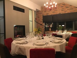 Ze serveren er ontbijt en diner 