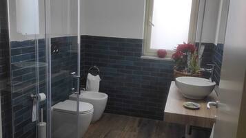 Doccia, asciugacapelli, bidet, asciugamani