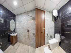 Executive-huone, 1 parisänky, tupakointi kielletty, puutarha-alue | Kylpyhuone | Suihku, ilmaiset hygieniatuotteet, hiustenkuivaaja, tohvelit