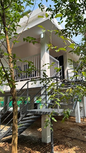 Charming 2-Bedroom Riverfront Cottage In Pleasant Pala With WiFi, AC