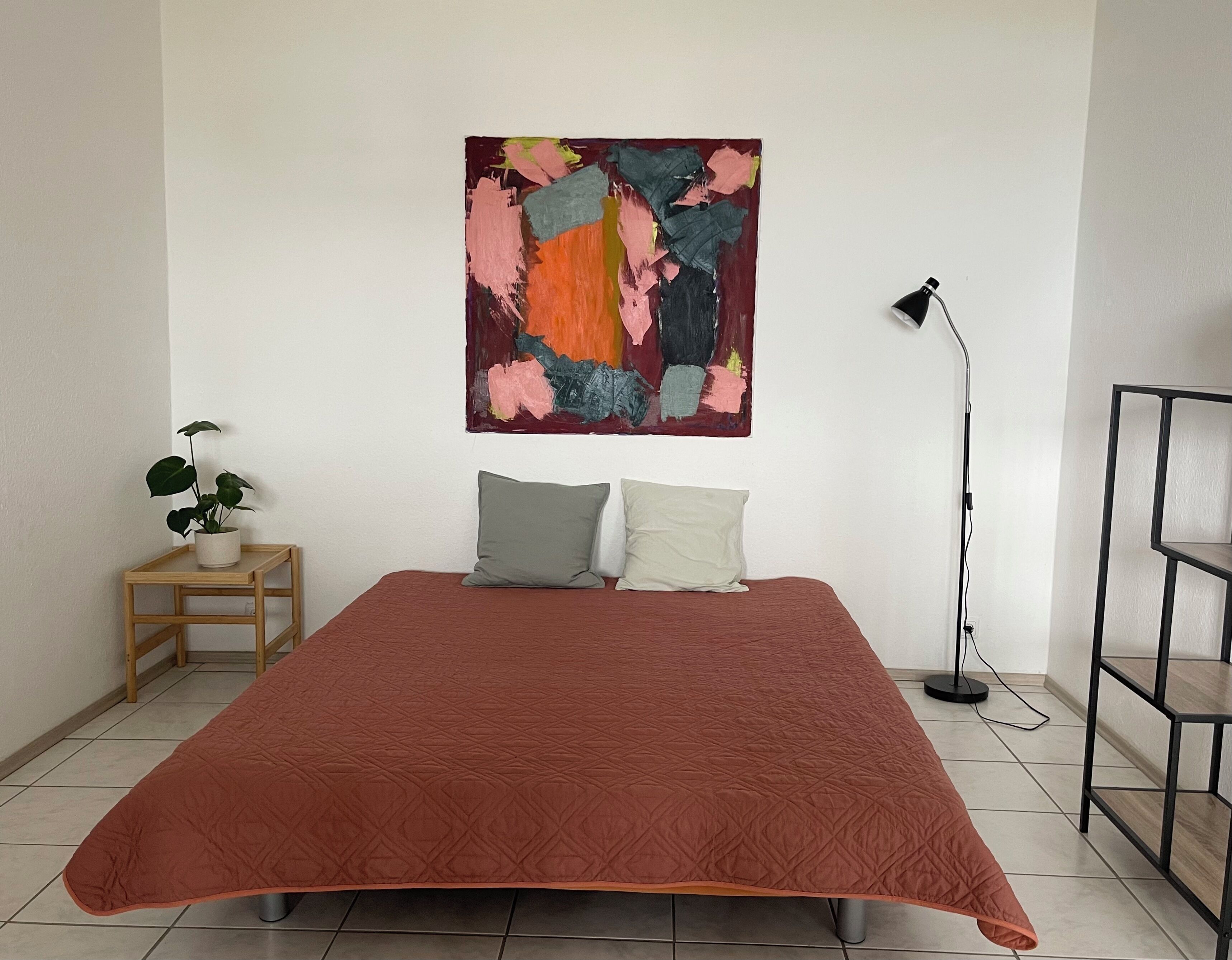 1 habitación, tabla de planchar con plancha y cuna de viaje 