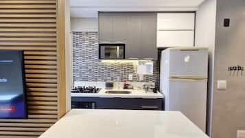 Departamento Confort | Cocina privada | Cafetera y tetera