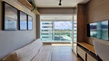 Căn hộ tiện nghi đơn giản | Khu phòng khách | Smart TV 40-inch có truyền hình kỹ thuật số, Netflix, dịch vụ stream