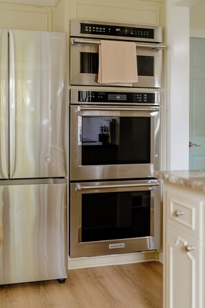 Microwave, oven, stovetop, dishwasher - Evergreen Lodge - Enjoy relaxing in the hot tub or smores by the fire! (Benton Harbor)
