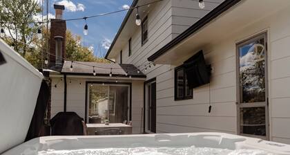 Evergreen Lodge - Enjoy relaxing in the hot tub or smores by the fire!