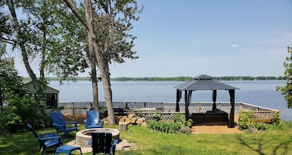 3 bedroom Lakefront Cottage on Kawartha Lakes close to the GTA. Pet friendly!