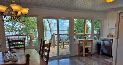 Newly renovated 3 bedroom Lakefront Cottage on Kawartha Lakes. Pet friendly!