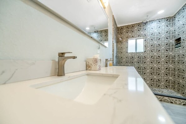 House - Large Groups-seq Parks Coast Wineries Skiing (Visalia)