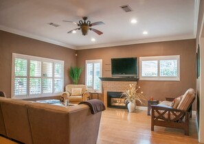 House | 4 bedrooms, Internet - Large Groups-seq Parks Coast Wineries Skiing (Visalia)