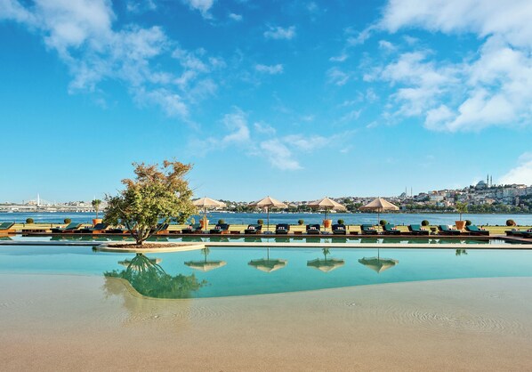 Una piscina techada, 4 piscinas al aire libre