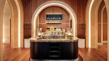 Een sauna, een bubbelbad, een stoombad, warm/mineraalwaterbronnen