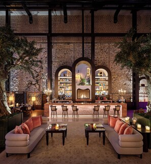 2 bars-salons, bar attenant à la piscine