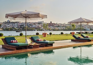 Innendørsbasseng og 4 utendørsbassenger