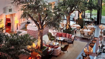 6 restaurants, breakfast served