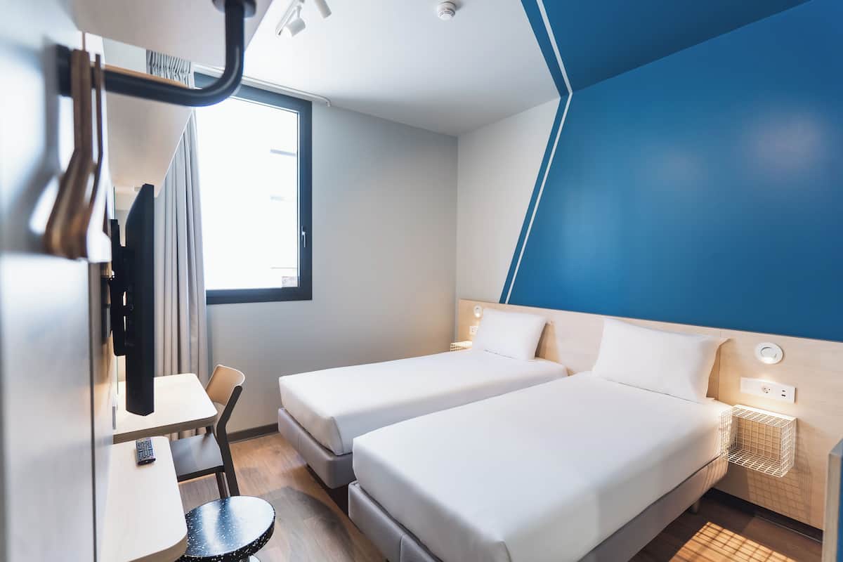 Kamar, 2 Tempat Tidur Twin | Meja kerja, ruang kerja ramah laptop, dan tirai kedap cahaya