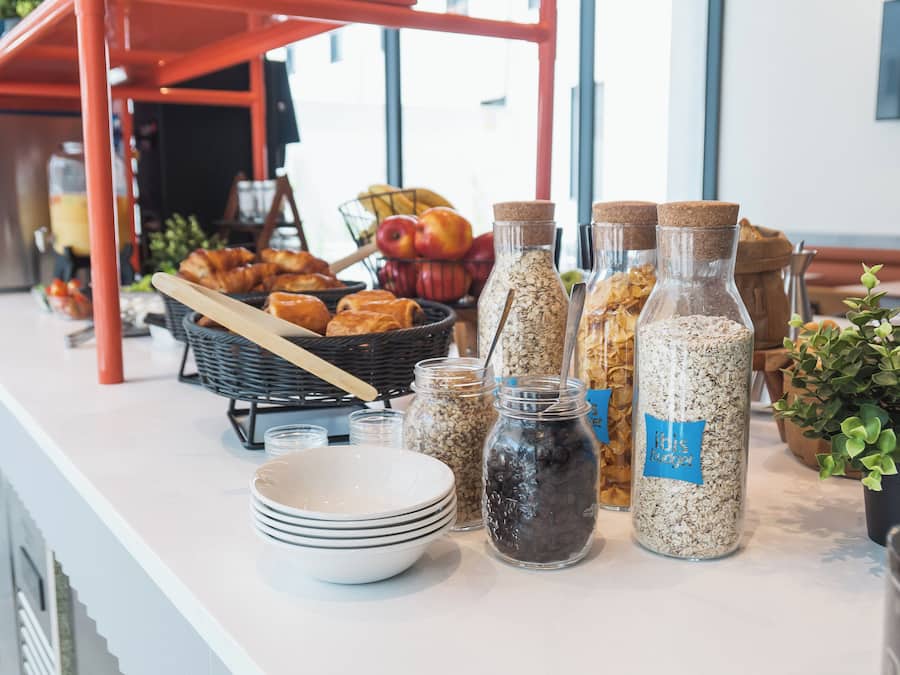 Café da manhã com buffet diário (EUR 9.50 por pessoa)