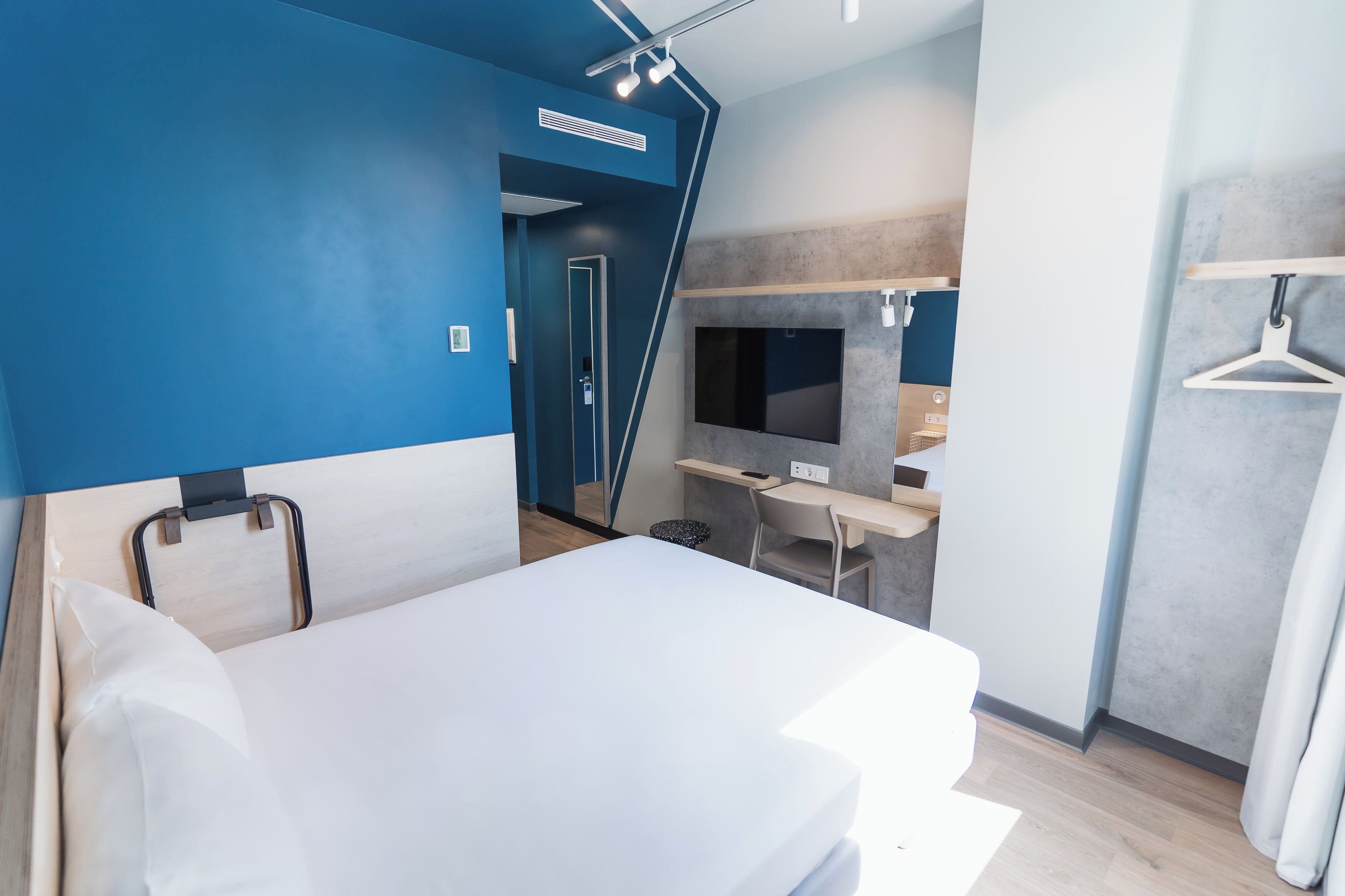 Room, 1 Single Bed | Desk, blackout curtains, iron/ironing board, free WiFi