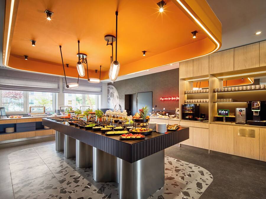 Daily buffet breakfast (PLN 80 per person)