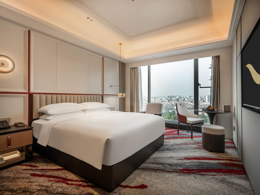 Deluxe-huone, 1 suuri parisänky, esteetön