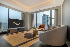 Executive Suite, 1 King Bed, Accessible | Living area