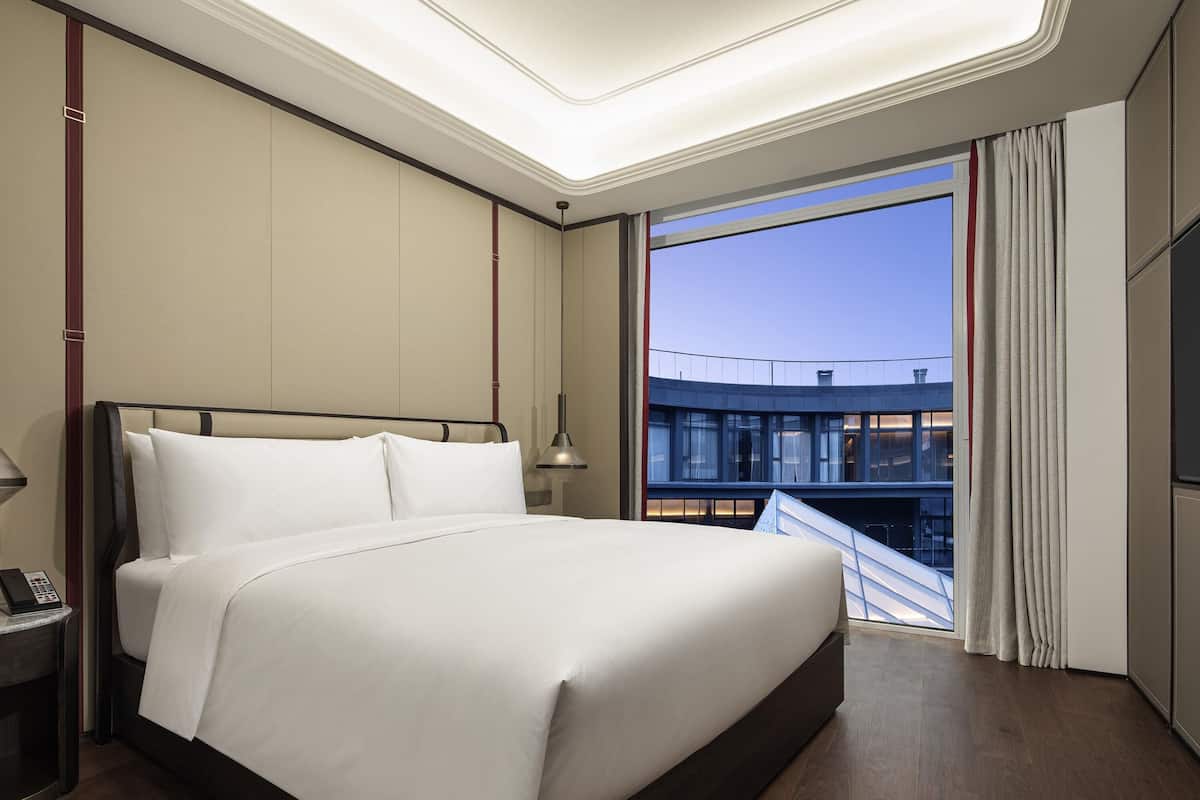 Superior Suite, 1 King Bed, Accessible