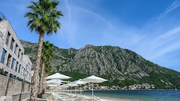 Plage privée, chaises longues, parasols, serviettes de plage