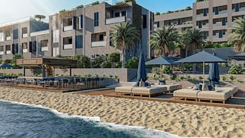 Privat strand, solstolar, parasoller och strandhanddukar