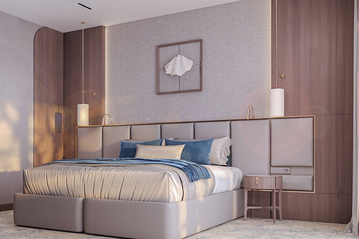 Hypo-allergenic bedding, minibar, in-room safe, desk