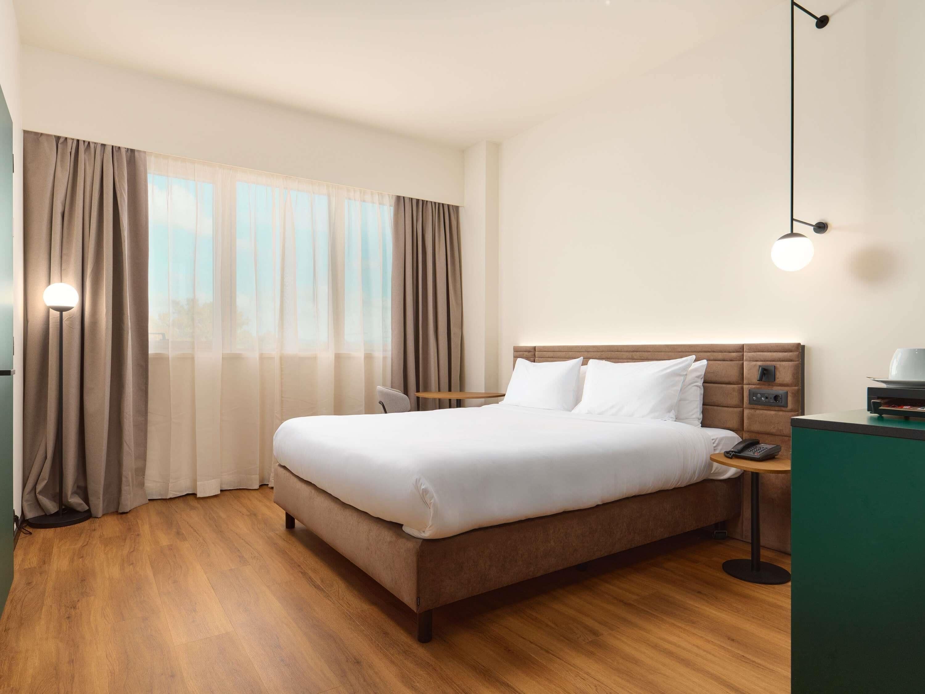 Hochwertige Bettwaren, Betten mit Memory-Foam-Matratzen, Minibar