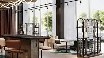 Un intérieur moderne avec un bar, des espaces pour s’asseoir et de grandes fenêtres.